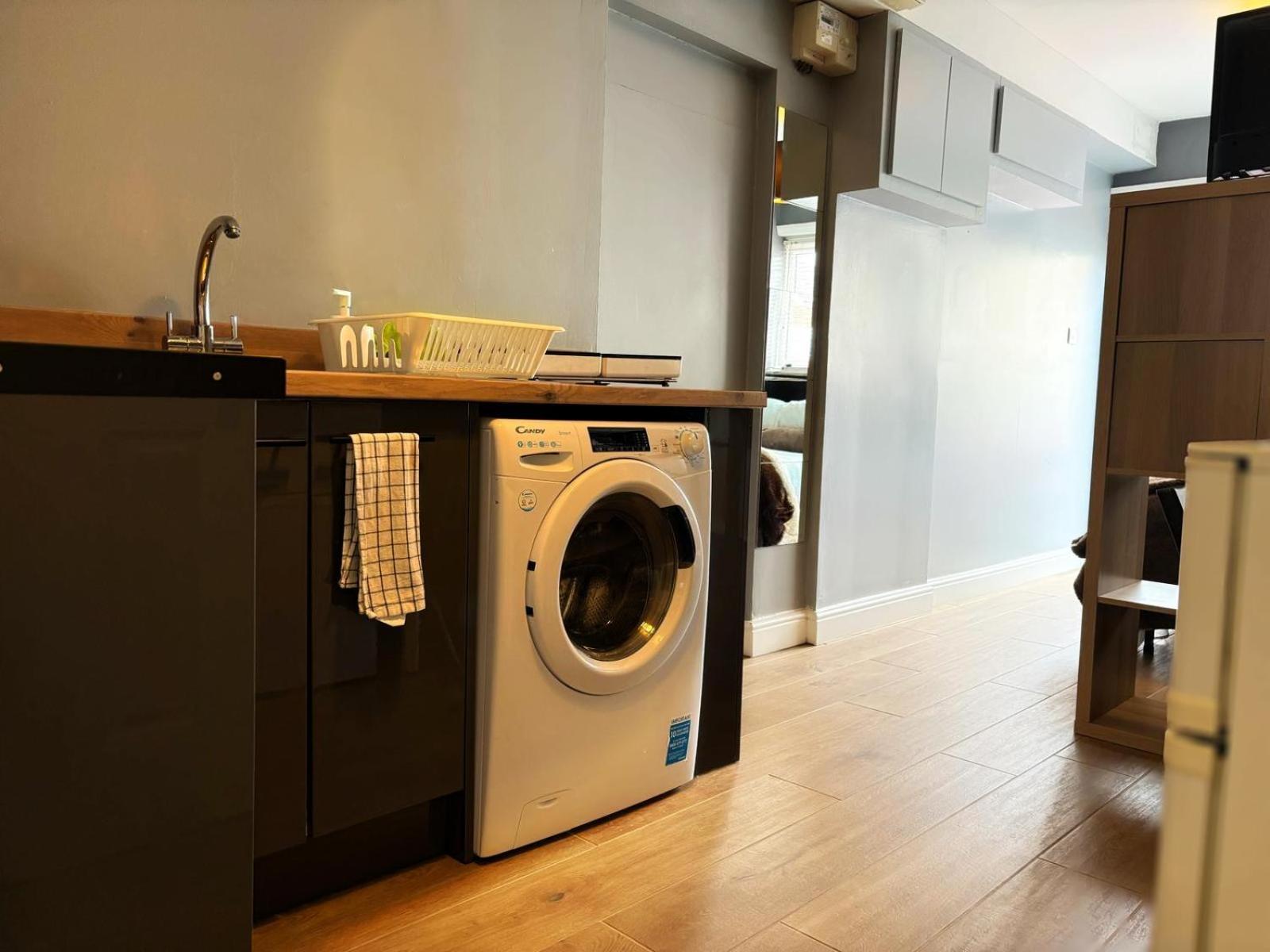 Shirley Apartments, Cozy Studio, Self Check In, 10 Min Drive To City Centre, Walking To Redbridge Train Station サウサンプトン エクステリア 写真